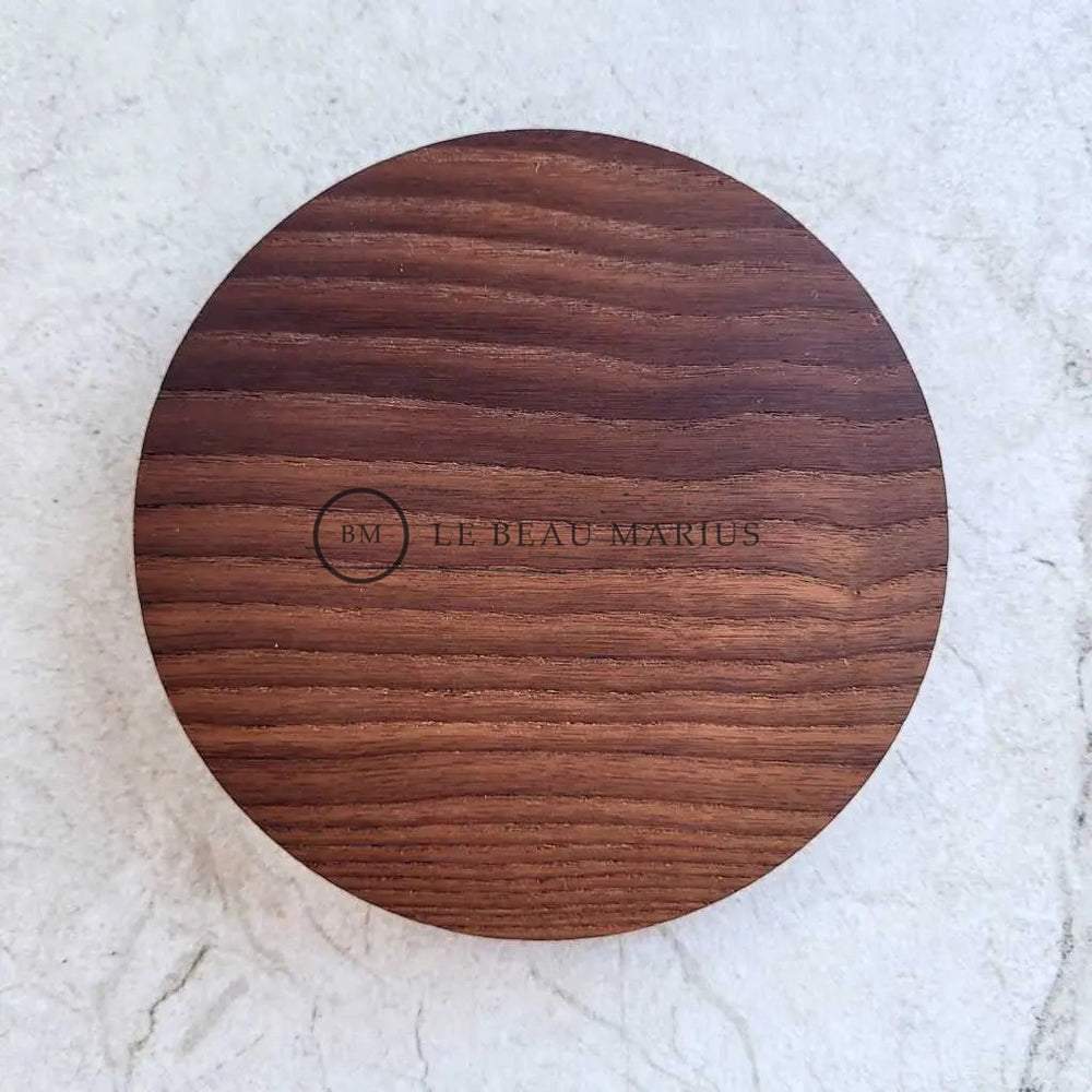 Dessous de mug rond en frêne thermotraité gravé Le Beau Marius