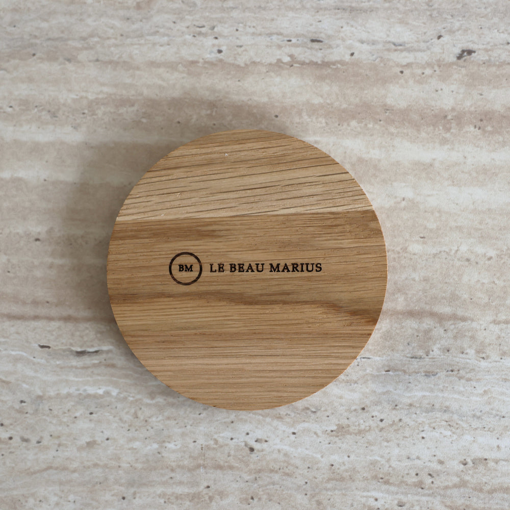 Dessous de mug rond en chêne massif gravé Le Beau Marius, vue de dessus