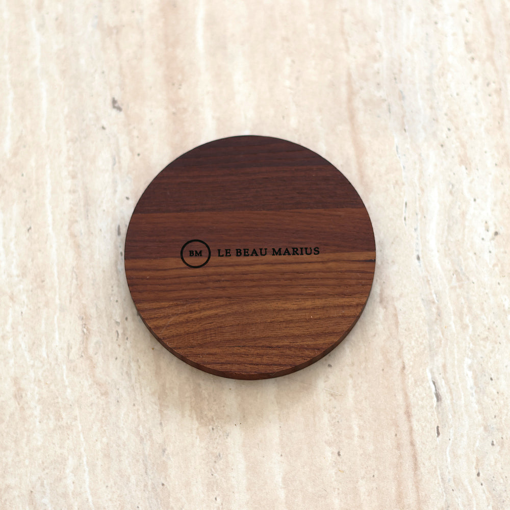 Dessous de mug rond en frêne thermotraité gravé Le Beau Marius, vue de dessus