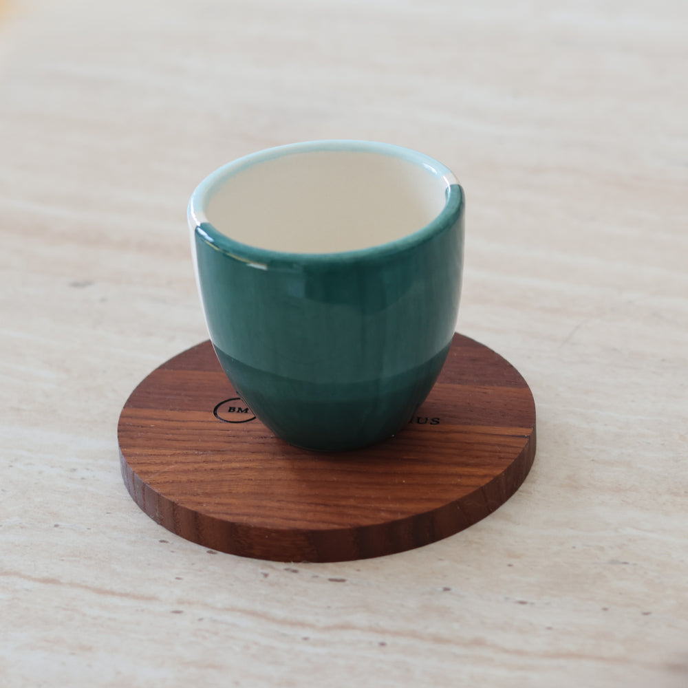 Tasse à expresso verte sur un dessous de mug en frêne thermotraité Le Beau Marius