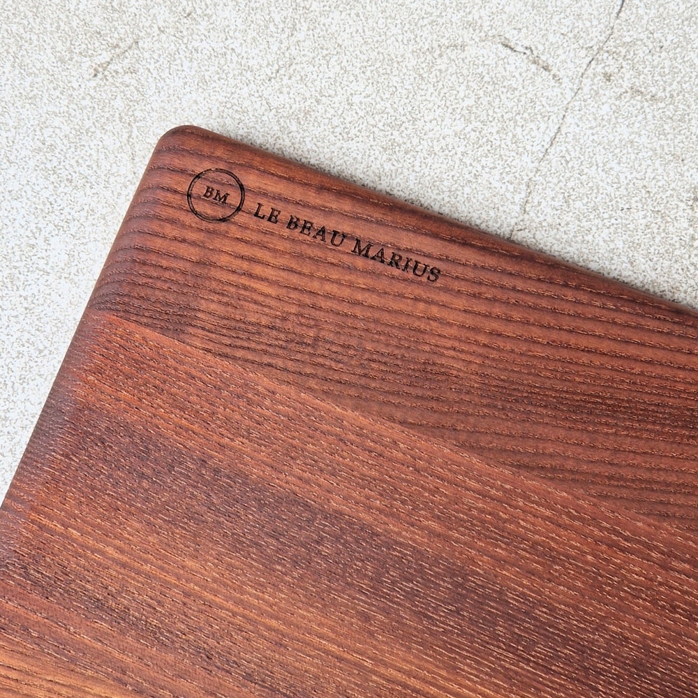 Gravure Le Beau Marius sur la planche en frêne thermotraité 25×18 cm