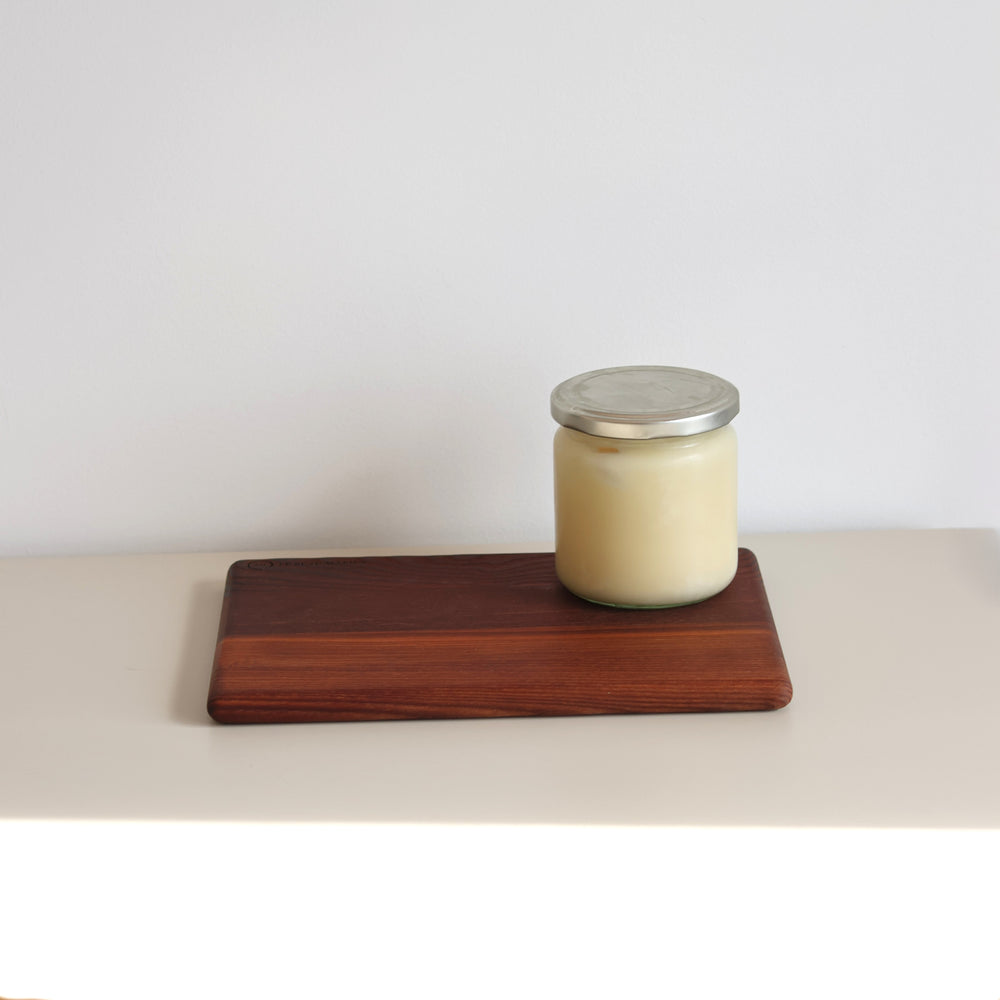 Pot en verre posé sur la planche en frêne thermotraité 25 x 18 cm Le Beau Marius