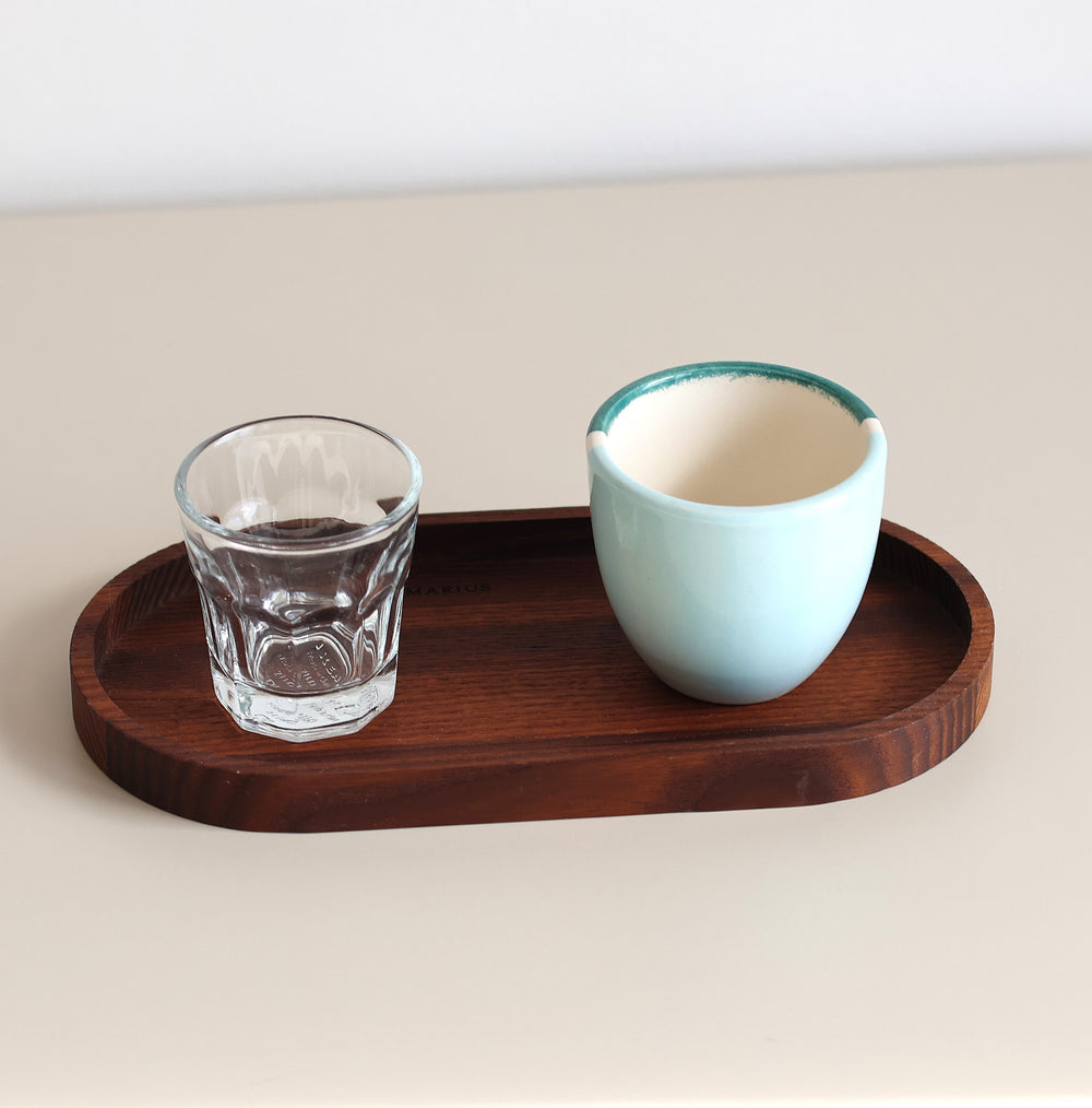 Verre et tasse en céramique sur le plateau de service en frêne thermotraité Le Beau Marius