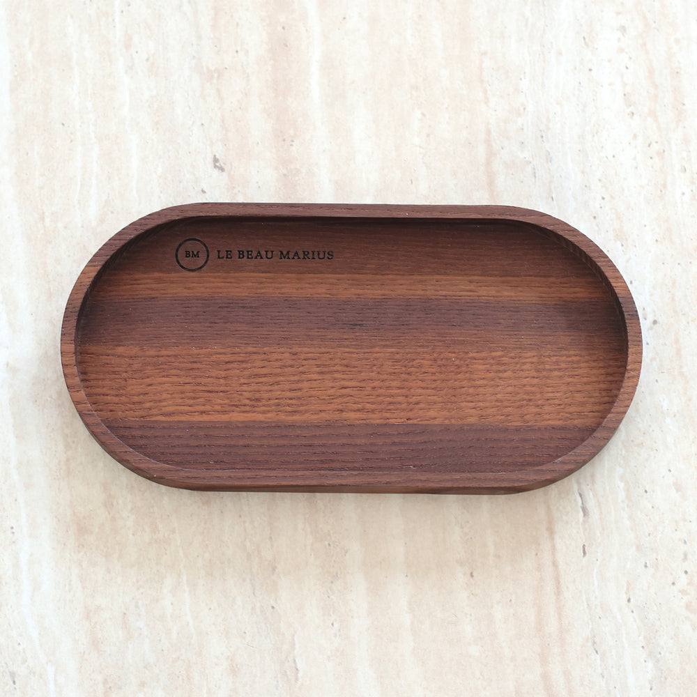 Plateau de service ovale en frêne thermotraité 20 x 10 cm gravé Le Beau Marius, vue de dessus