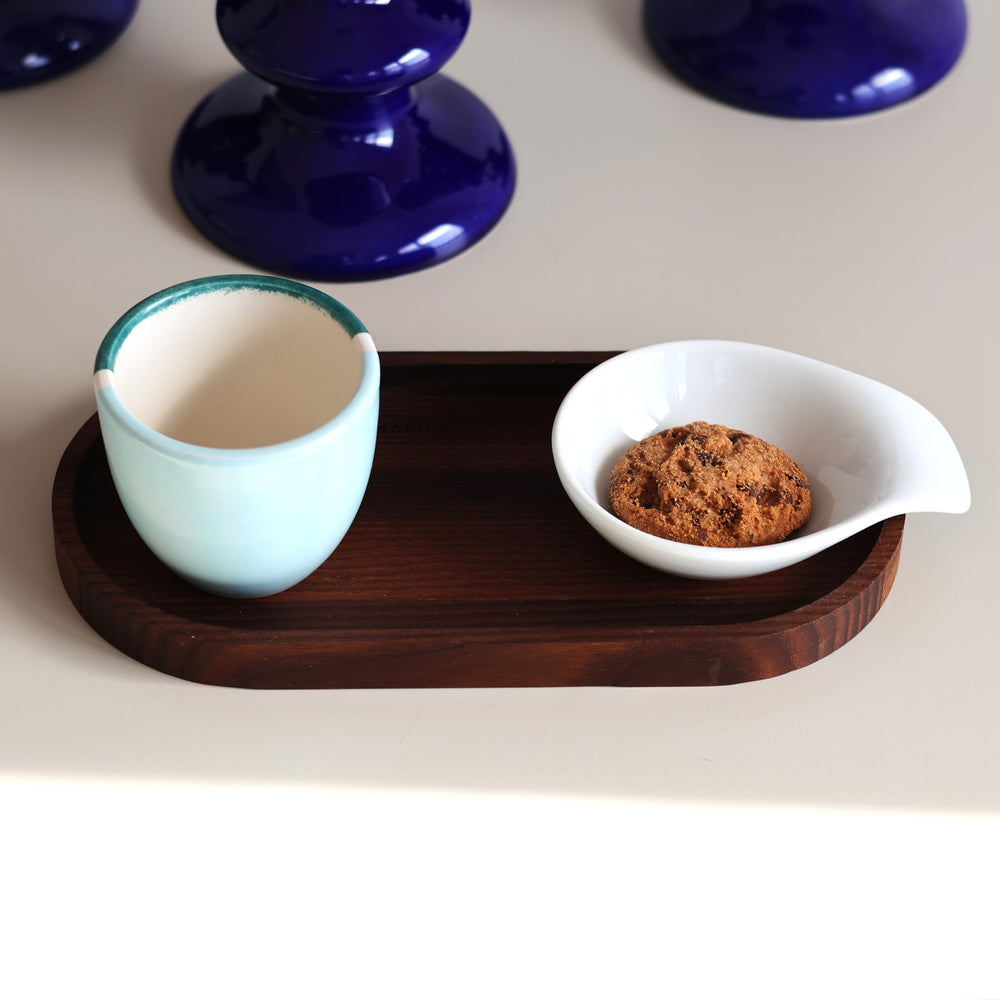 Café gourmand servi sur le plateau en frêne thermotraité : tasse et biscuit